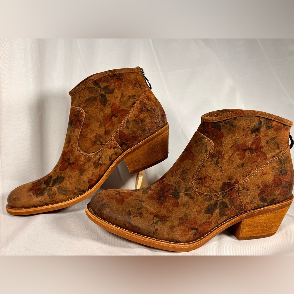 Sofft Aisley ankle boot made with Italian leather, cushioned